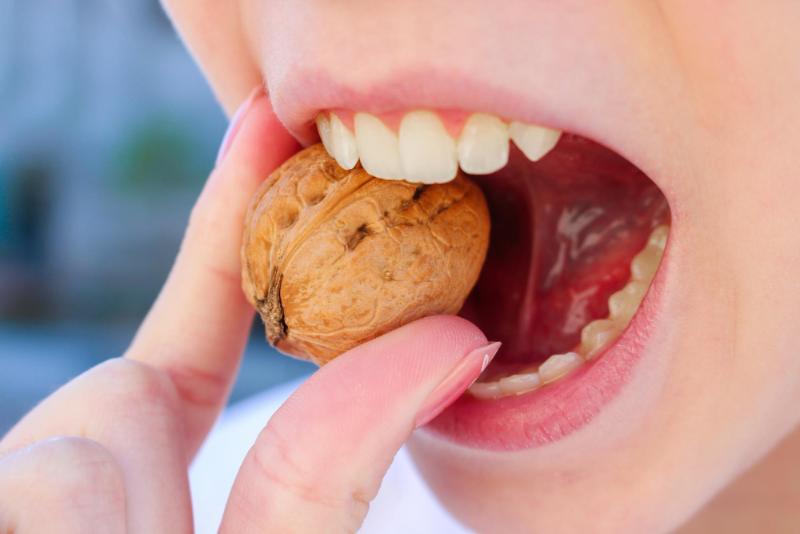 Rompiendo Malos Hábitos Usar Los Dientes Como Herramientas